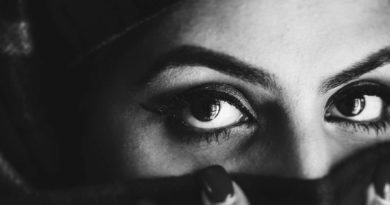 women eve teasing